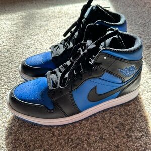 Like New! Air Jordan Mid 1- Size M8/W9.5